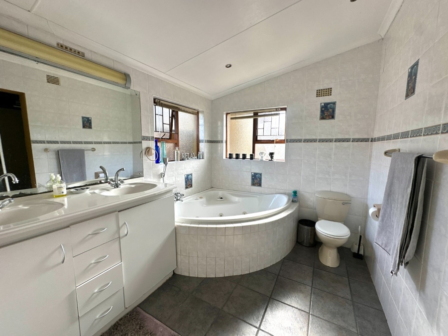 4 Bedroom Property for Sale in Bergsig Western Cape